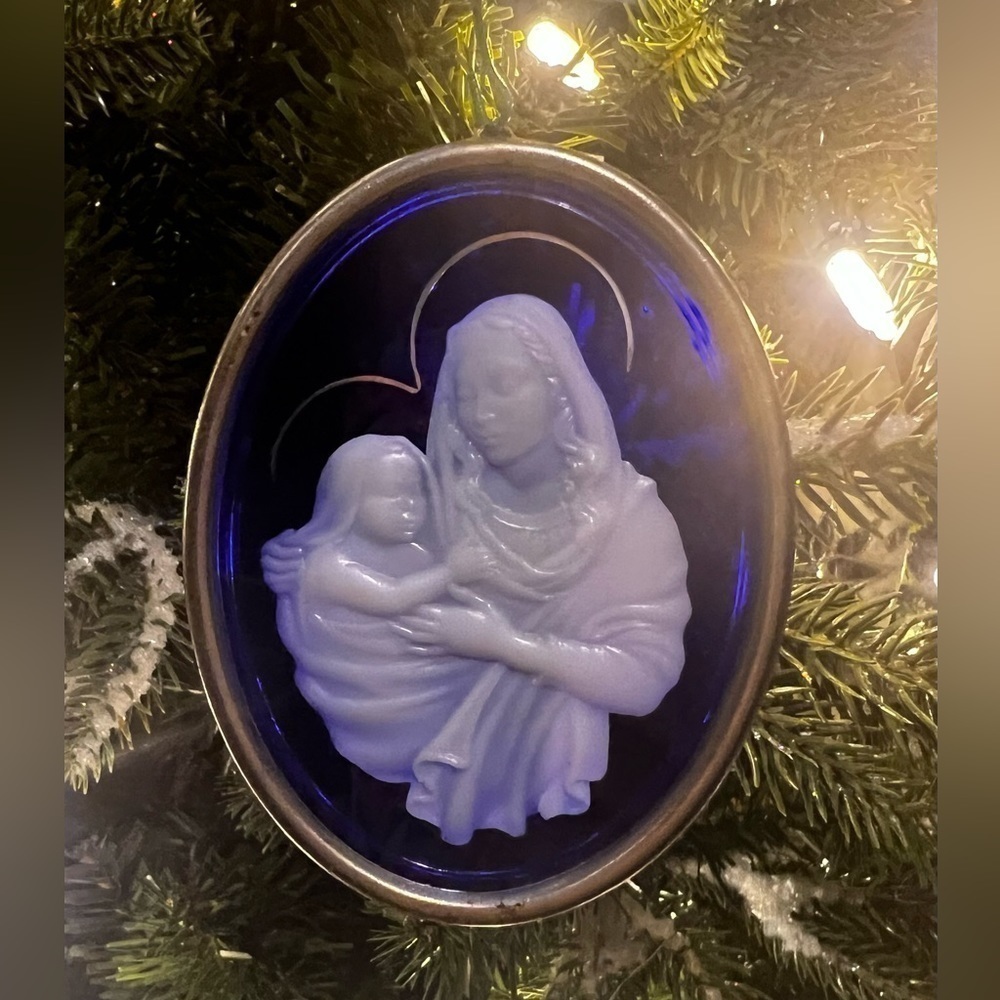 ☀️Hallmark Vintage Ornament - Mother and Child from 1983. Original box included.